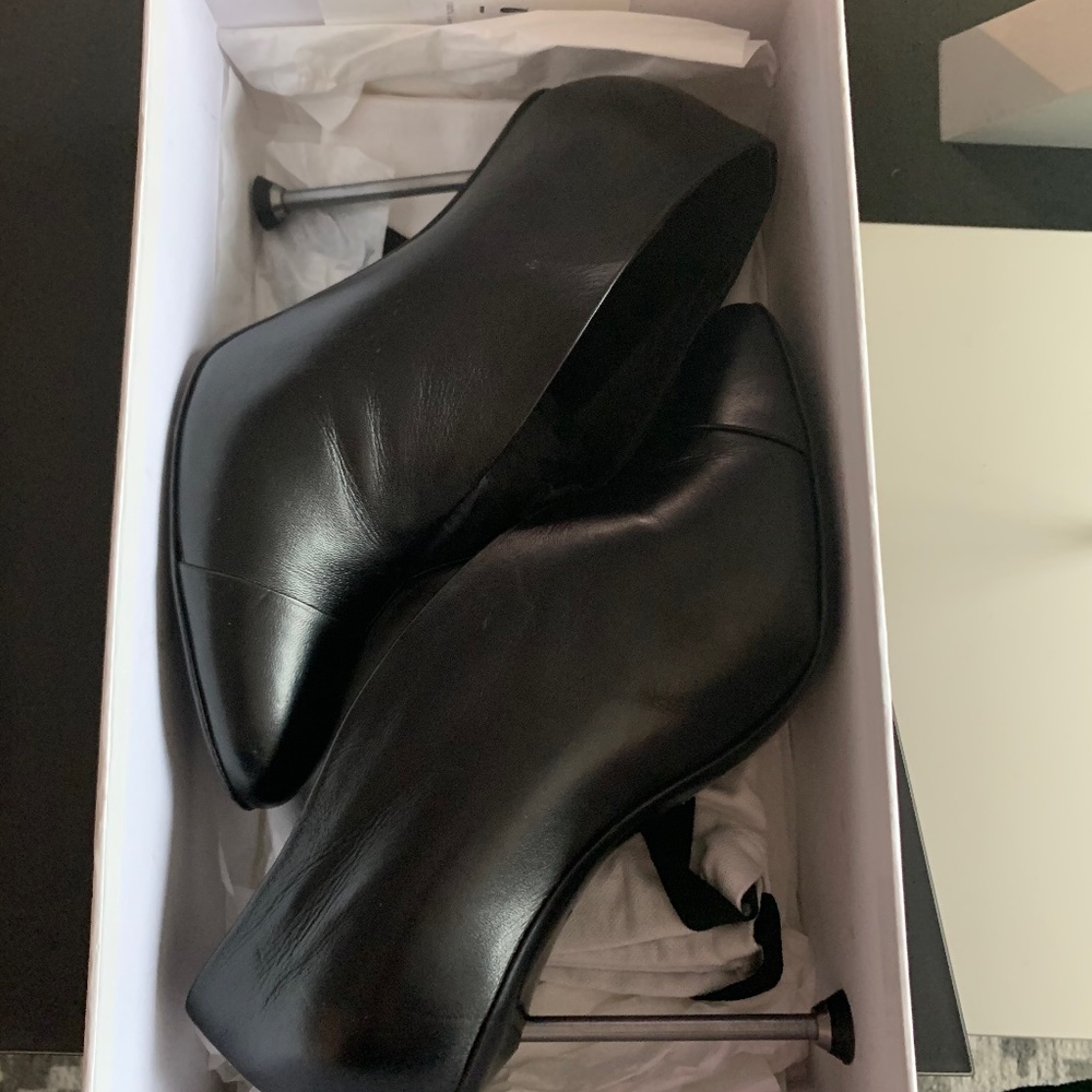 Victoria Beckham Women’s Black Pin Pumps.